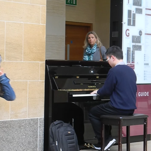 猛男日少女的图片
